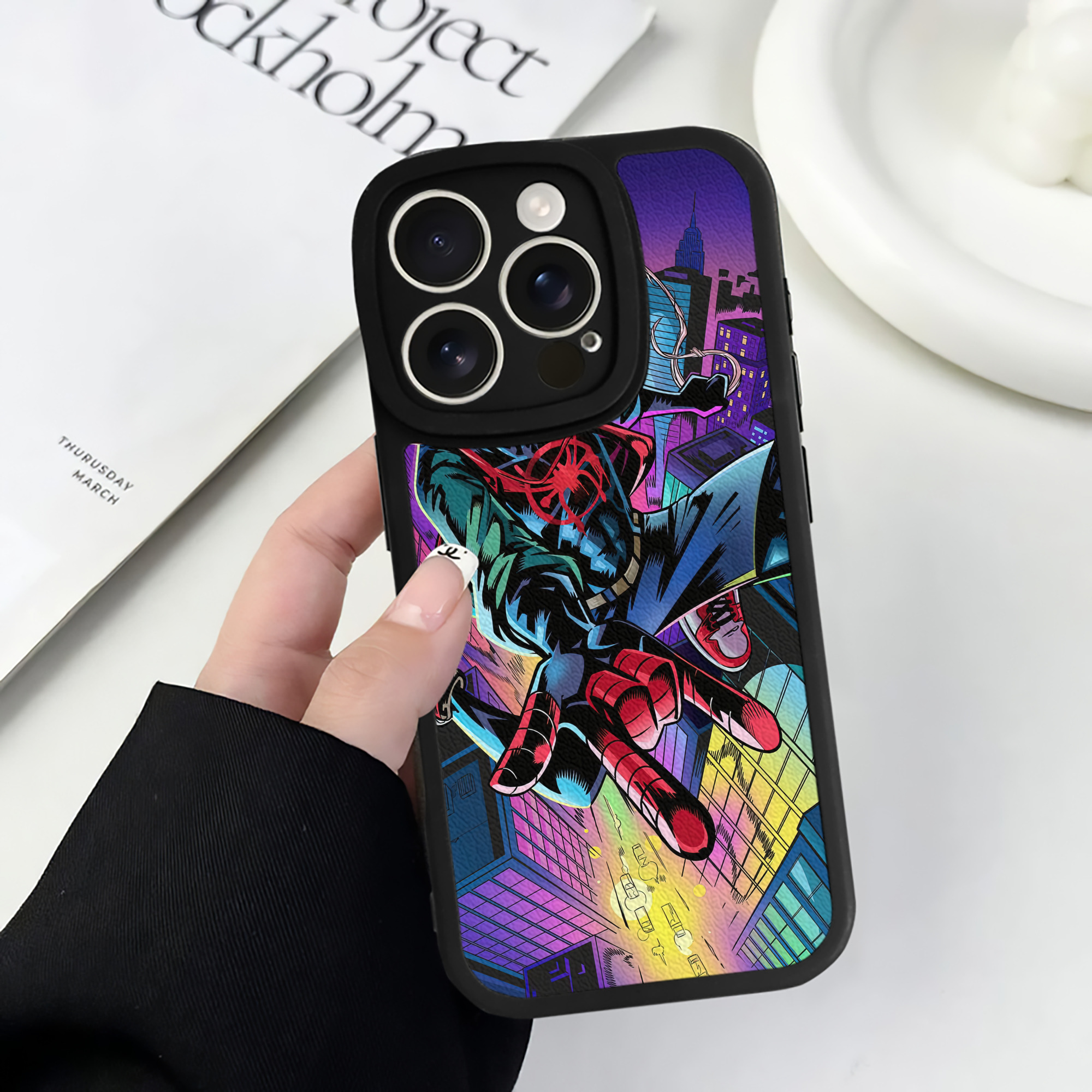 （画像用） Spider Man スパイダーマン 【iPhone 16シリーズ対応】シリコンスマホケース（レザー調） 材質：シリコン